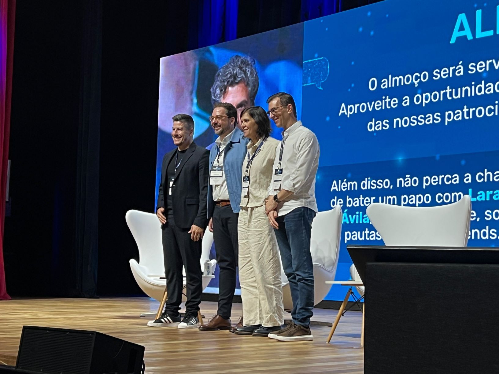 Participantes da 8ª edição do Aberje Trends (25), em São Paulo, durante o painel "Mídia Tradicional x Marketing de Influência: os limites da Batalha pela audiência na era da Inteligência Artificial". (Crédito: Divulgação) 