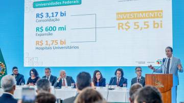 O ministro da Educação, Camilo Santana (PT), anuncia investimentos do PAC no setor (Foto: Ricardo Stuckert/PR)