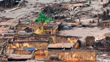 Ocorrido em 5 de novembro de 2015, o rompimento de uma barragem da mineradora Samarco, localizada na zona rural de Mariana (MG), liberou no ambiente 39 milhões de metros cúbicos de rejeitos de minério (Foto: Antonio Cruz/Agência Brasil)