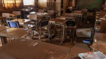 Sala de aula totalmente coberta pela lama no Rio Grande do Sul (Foto: Rafa Neddermeyer/Agência Brasil)