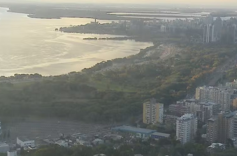 Vista aérea da orla do lago Guaíba, em Porto Alegre (RS) (Foto: Reprodução/RBS TV)