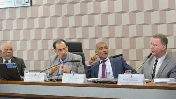 Wilson Luiz Seneme (à dir.) e Hélio Menezes Junior (à esq.), da CBF, com os senadores Jorge Kajuru e Romário, em reunião da CPI (Foto: Geraldo Magela/Agência Senado)