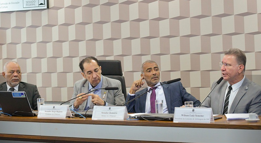 Wilson Luiz Seneme (à dir.) e Hélio Menezes Junior (à esq.), da CBF, com os senadores Jorge Kajuru e Romário, em reunião da CPI (Foto: Geraldo Magela/Agência Senado)