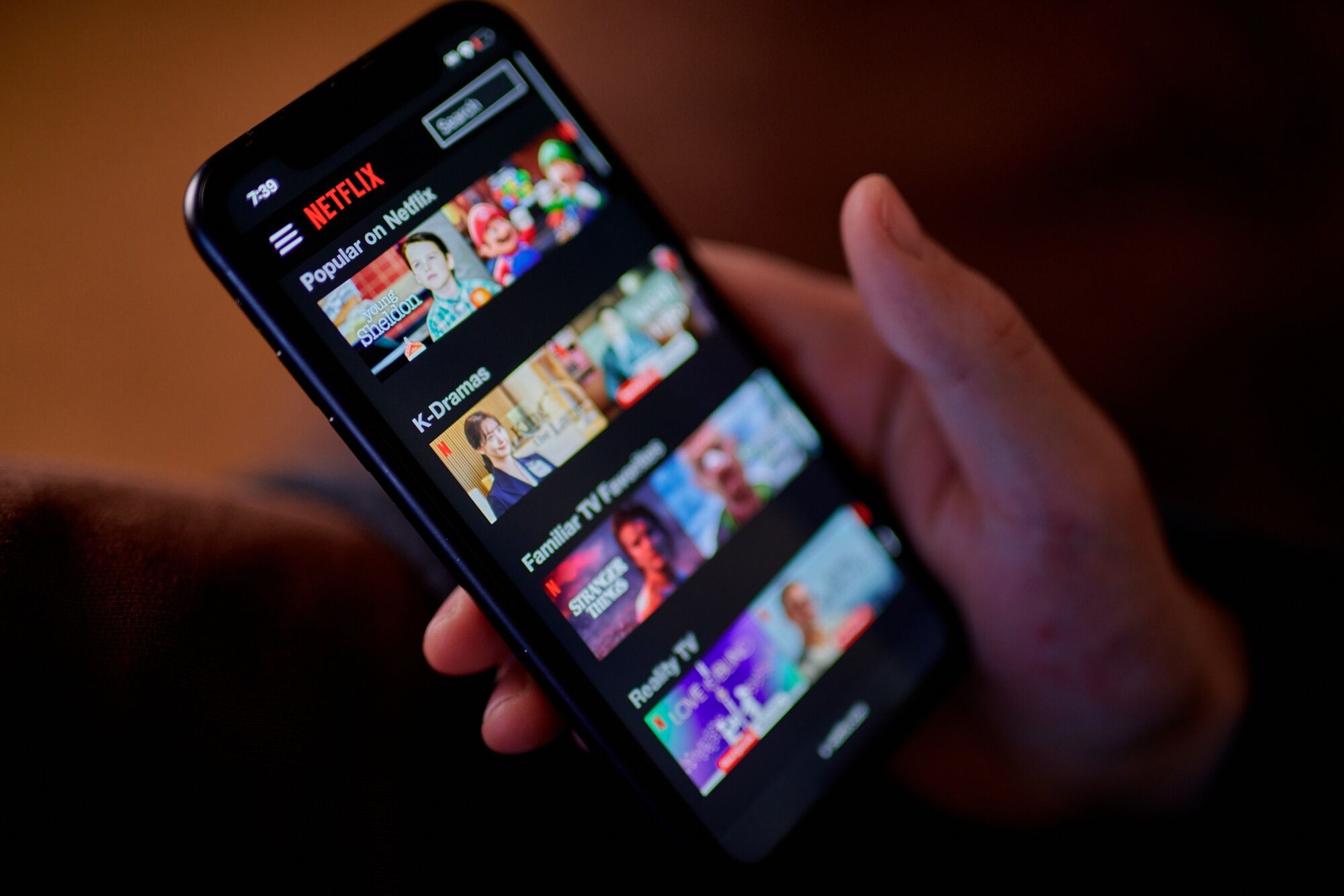 Um smartphone usando a Netflix. (Foto: Bloomberg)