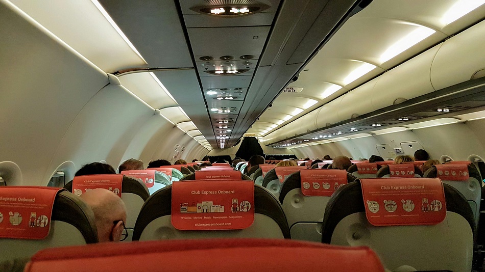 Interior de um avião de voos comerciais (Foto de Daniel Fres/Pexels)
