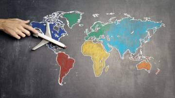 Avião sob mapa ilustrando viagens internacionais