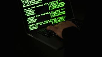 Pessoa em frente a computador, simulando um ataque hacker (Foto: Pexels/Sora Shimazaki)