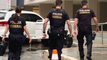 Agentes da Polícia Federal (PF) cumprem mandados em nova fase da Operação Lesa Pátria (Foto: Divulgação/PF)