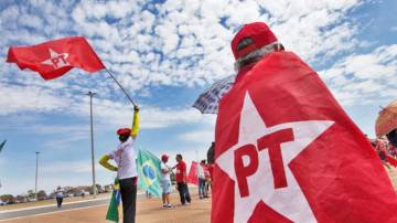 Militantes do Partido dos Trabalhadores com bandeiras da legenda (Foto: Lula Marques/Agência PT)