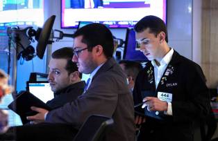 Operadores na bolsa de Nova York 03/06/2024. REUTERS/Brendan McDermid