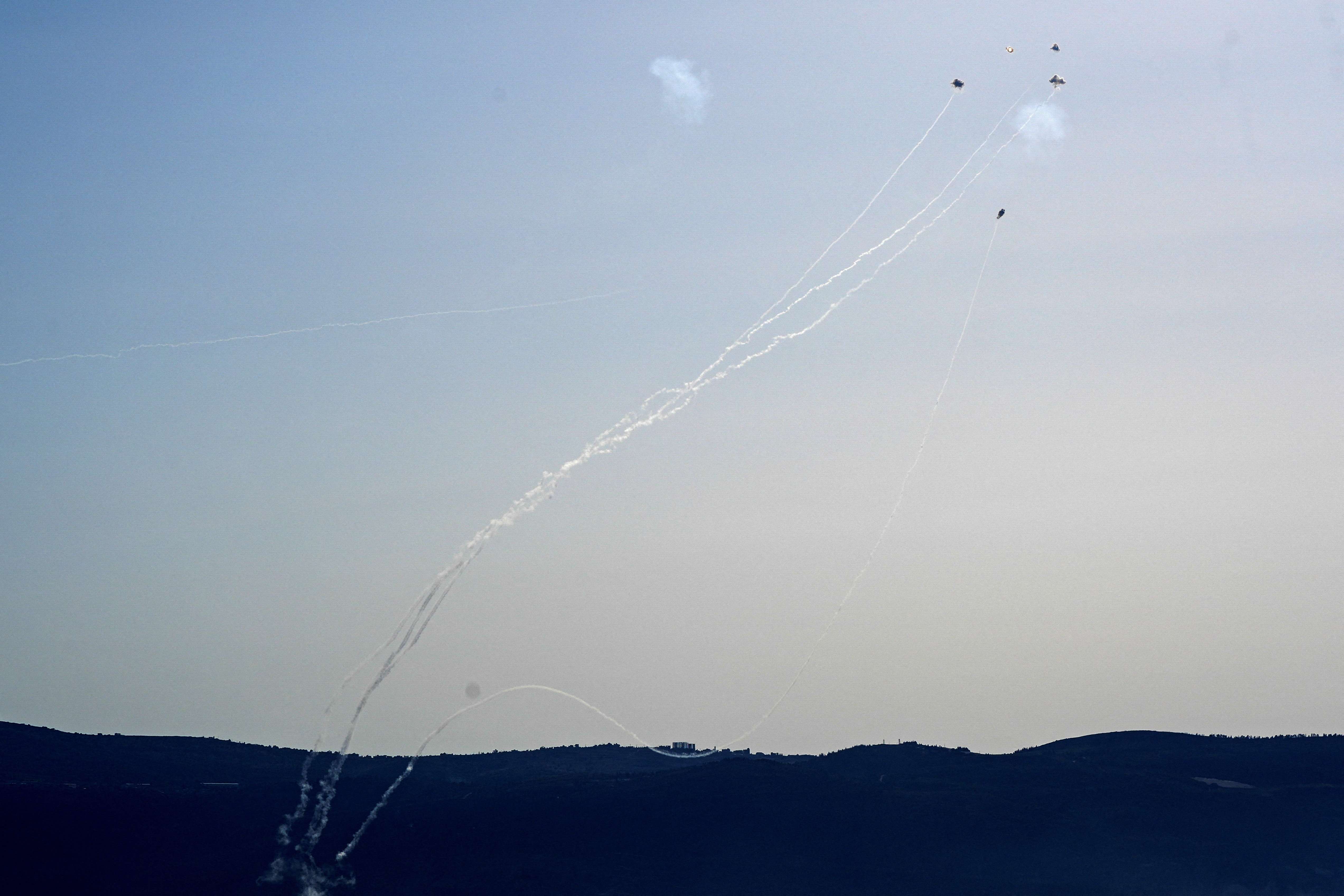 Hezbollah diz ter lançado foguetes e drones contra instalações militares israelenses