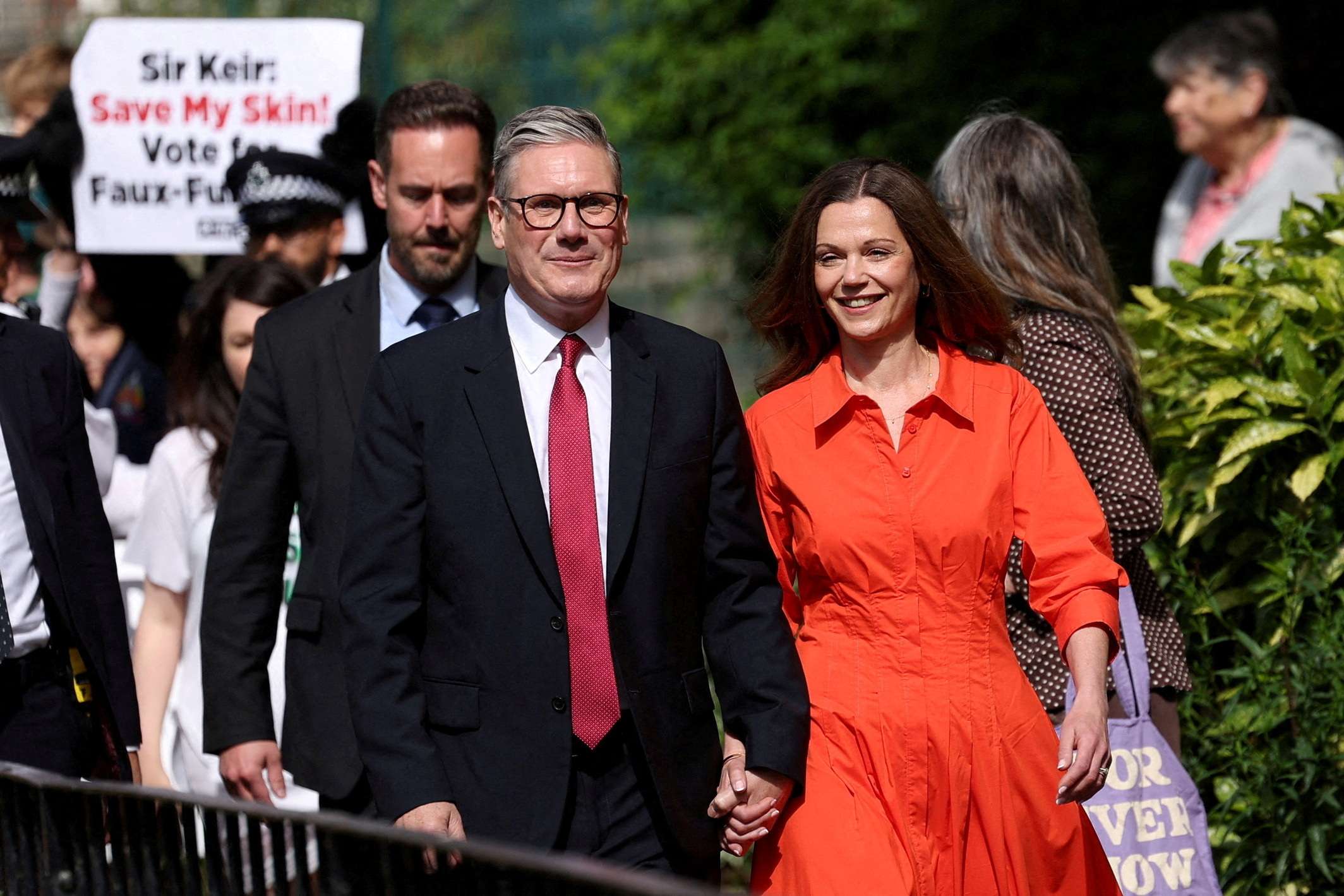 Líder trabalhista britânico, Keir Starmer, deixa sessão eleitoral com sua esposa, em Londres - 04/07/2024 (Foto: Claudia Greco/Reuters)