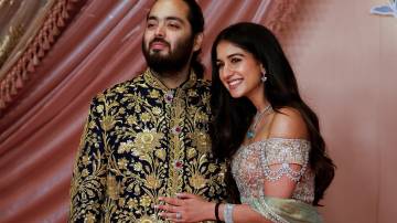 Anant Ambani, filho do empresário Mukesh Ambani, posa com sua noiva Radhika Merchant (REUTERS/Francis Mascarenhas)