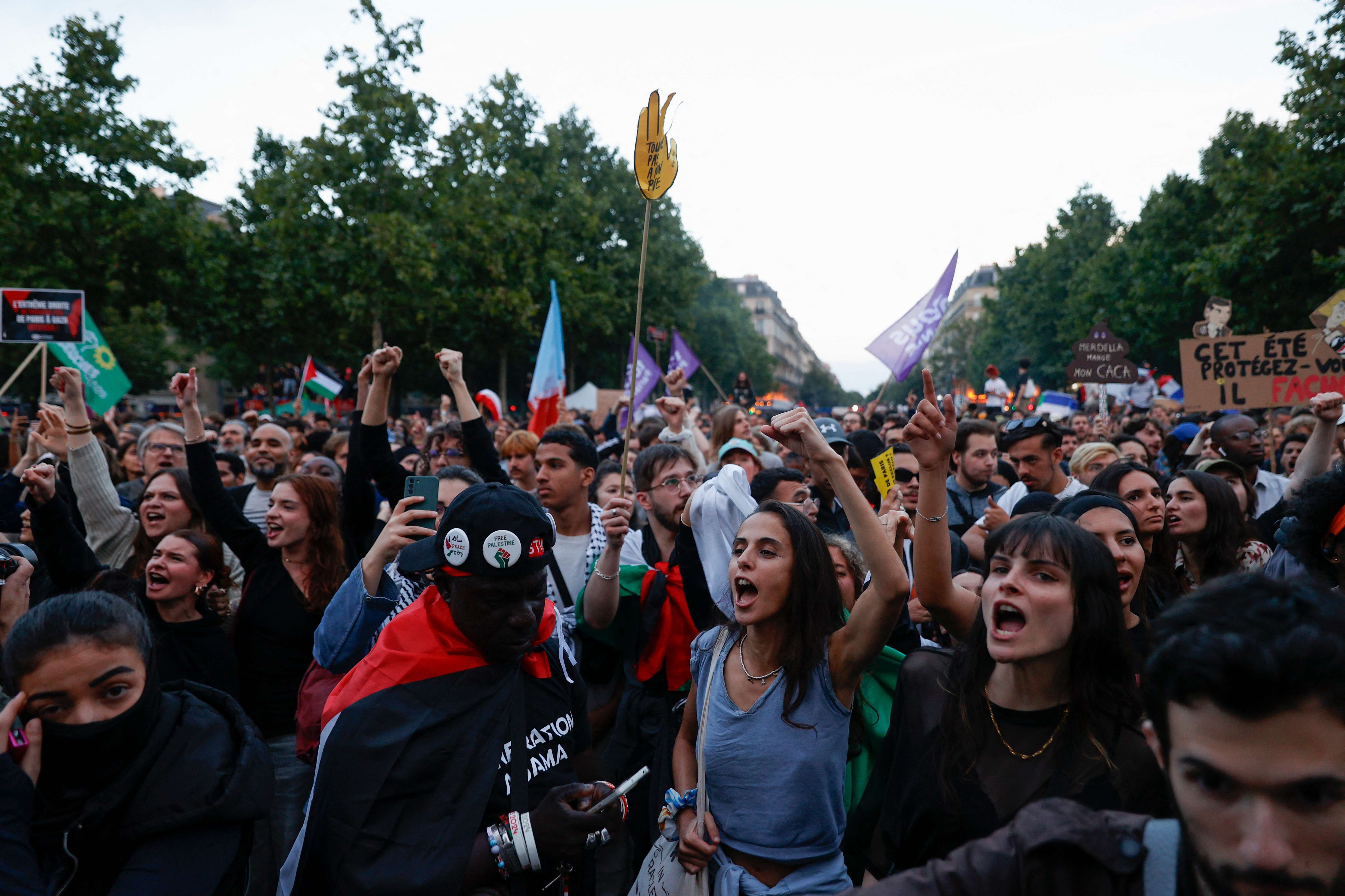 Eleitores celebram vitória da esquerda em Paris - 7/7/2024 (Foto: Abdul Saboor/Reuters)