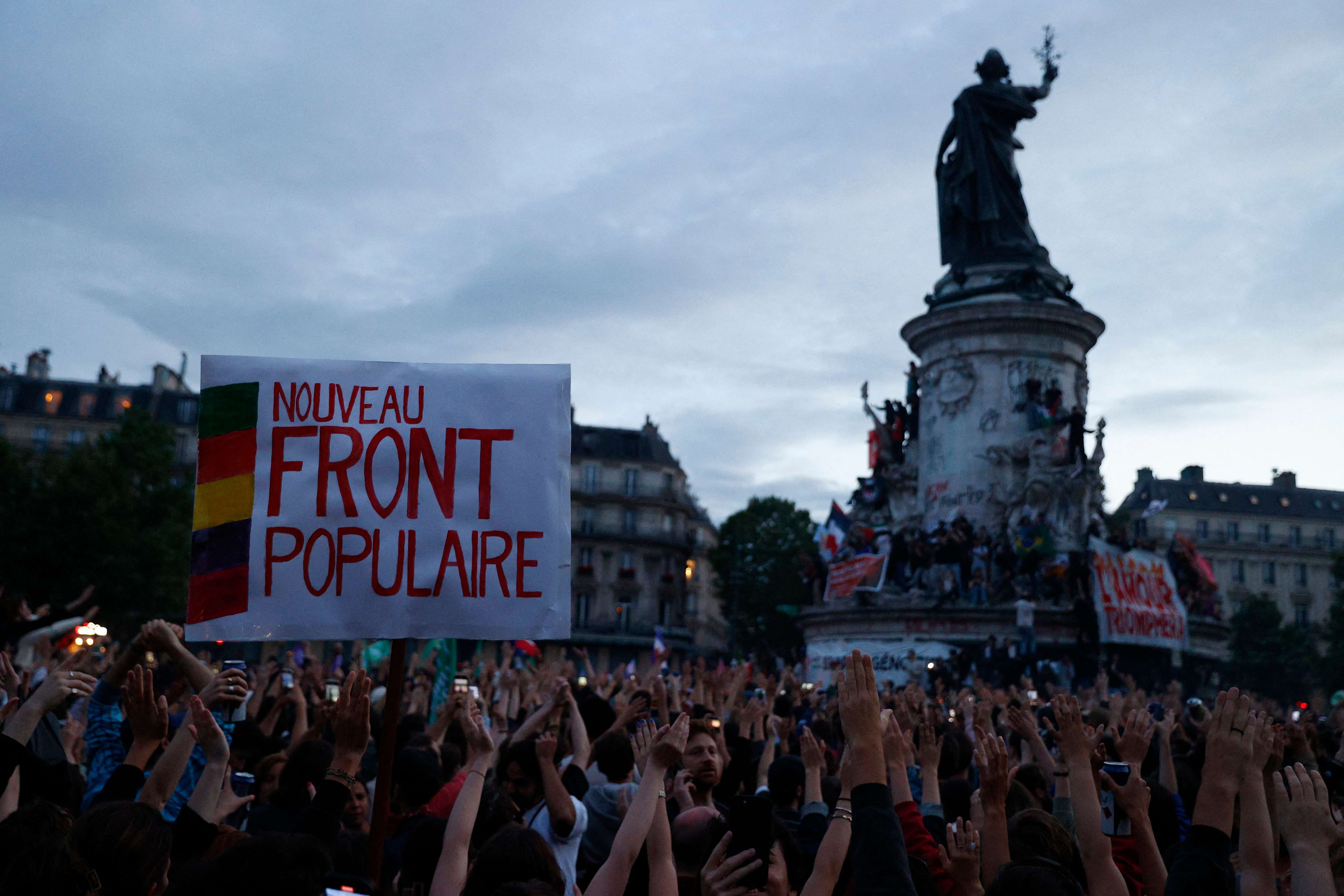 Pessoas celebram vitória da esquerda em Paris - 7/7/2024 (Foto: Abdul Saboor/Reuters)