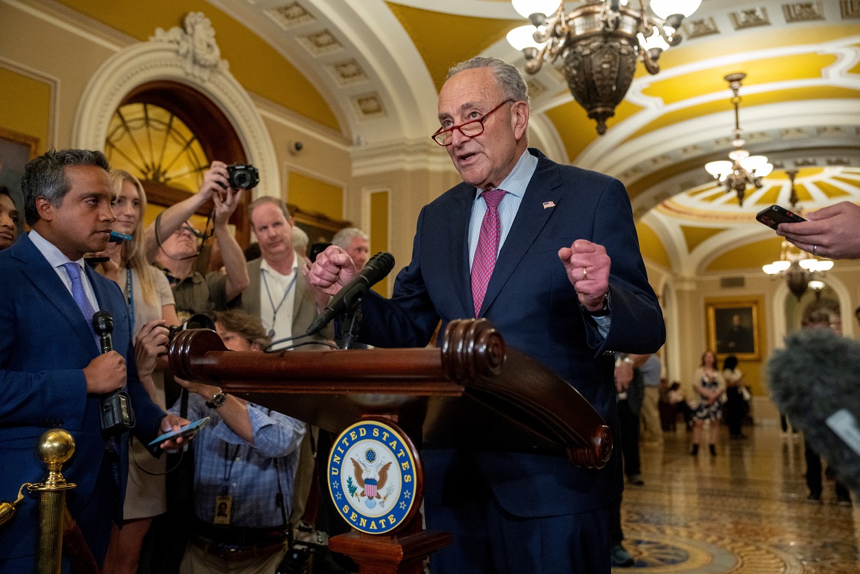 O líder da maioria no Senado, Chuck Schumer (D-NY), responde às perguntas dos repórteres durante uma coletiva de imprensa após os almoços semanais da bancada do Senado no Capitólio em Washington, EUA, em 9 de julho de 2024. REUTERS/Ken Cedeno