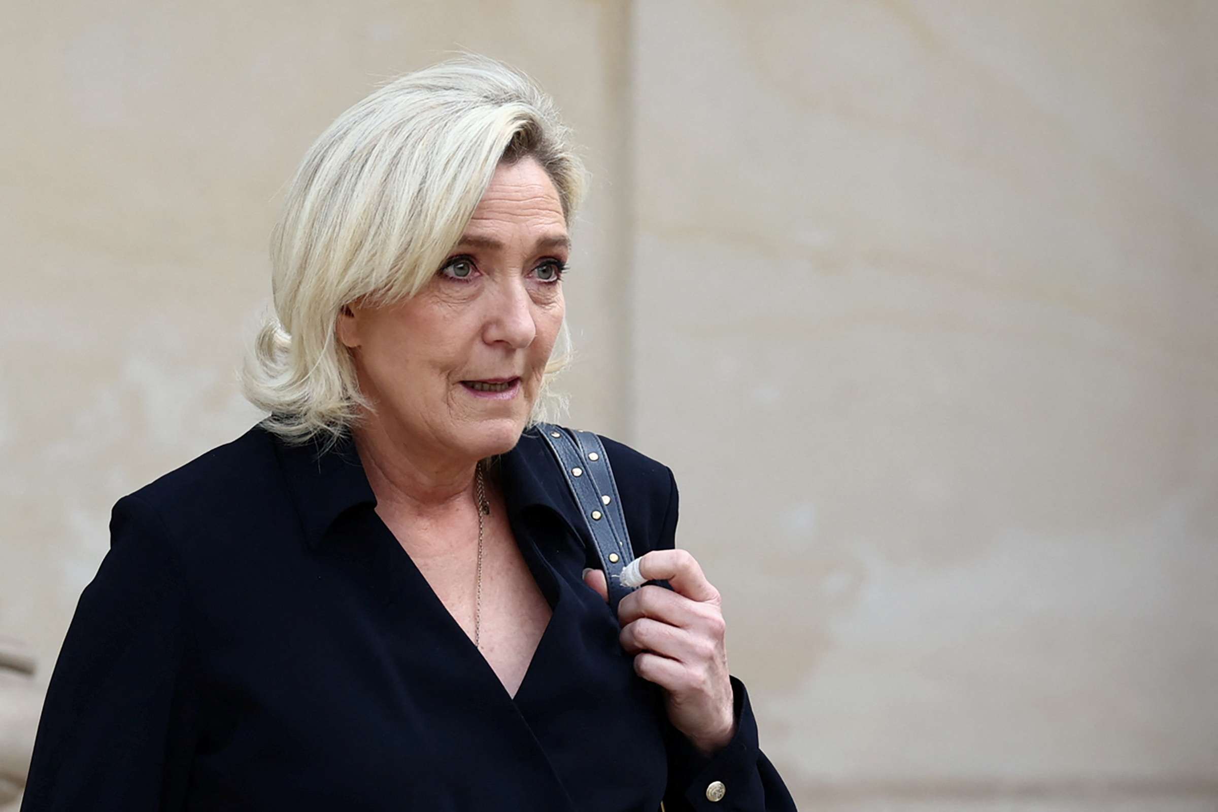 Marine Le Pen culpa Macron por impasse político no governo francês