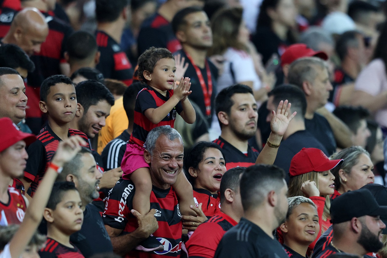 Futebol - Campeonato Brasileiro - Flamengo vs Fortaleza - Estádio Maracanã, Rio de Janeiro, Brasil - 11 de julho de 2024. Torcedores do Flamengo dentro do estádio do Maracanã antes da partida contra o Fortaleza pelo Brasileirão 2024 REUTERS/Sergio Moraes.