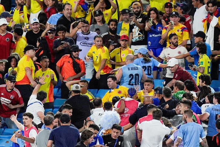 Torcedores e jogadores da seleção do Uruguai se enfrentam após jogo da Copa América em Charlotte
10/07/2024
Jim Dedmon-USA TODAY Sports