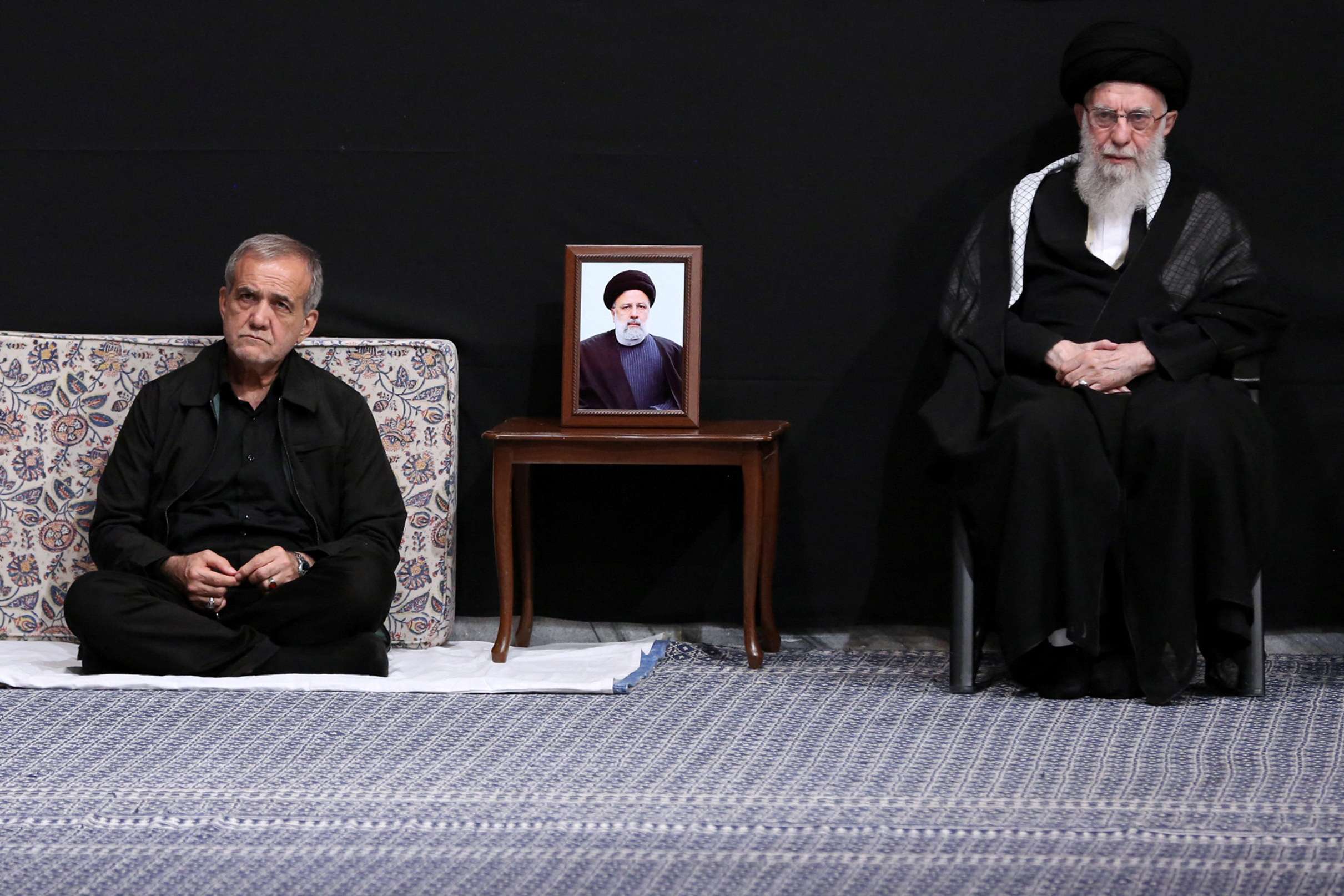 O presidente eleito do Irã, Masoud Pezeshkian, e o líder supremo do Irã, aiatolá Ali Khamenei, em cerimônia em Teerã 12/07/2024 (Foto: West Asia News Agency)/Divulgação via Reuters)