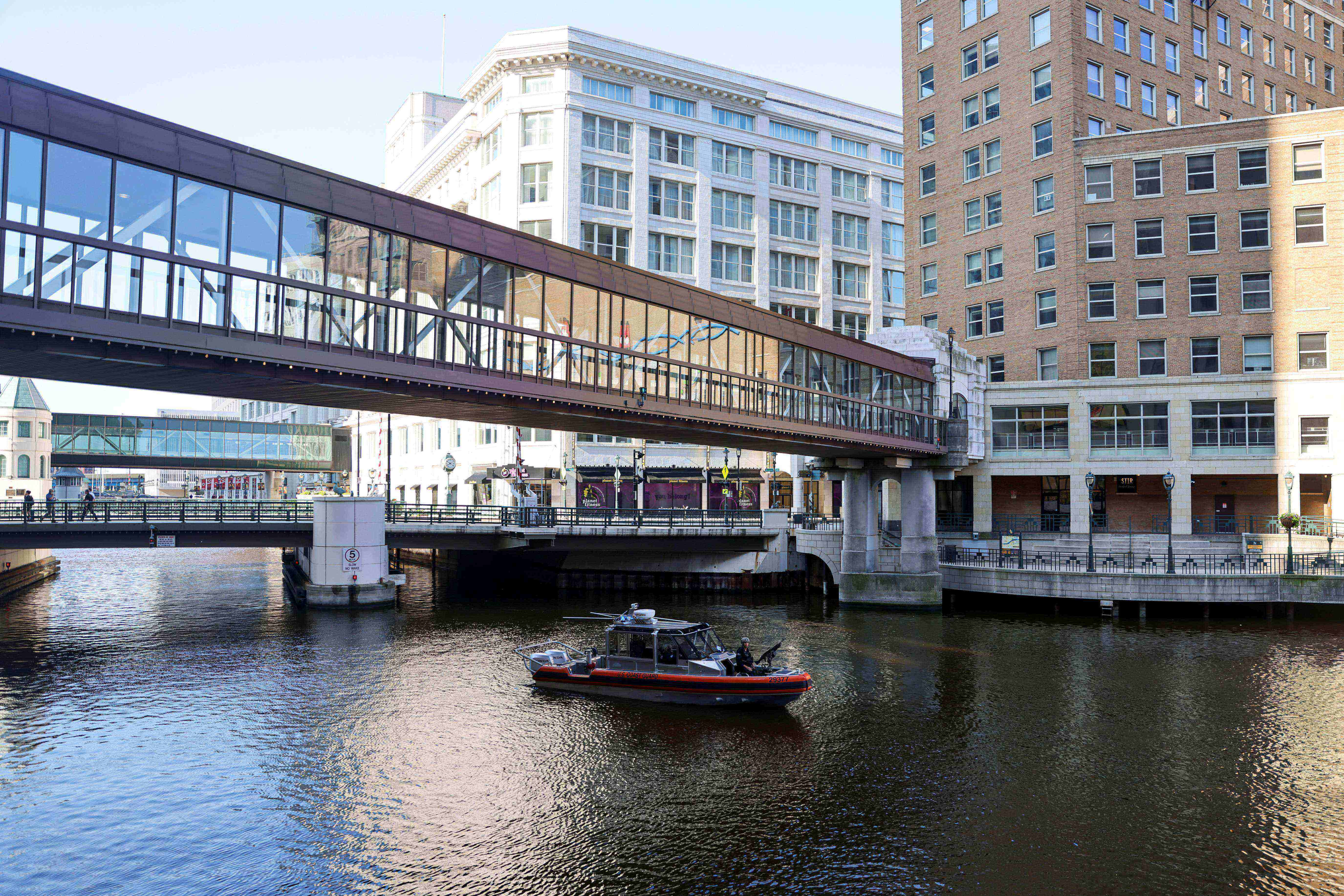 Barco da guarda costeira dos EUA faz patrulha, antes da Convenção Nacional Republicana em Milwaukee - 15/07/2024 (Foto: Jeenah Moon/Reuters)