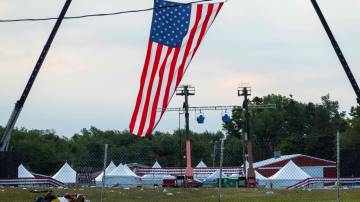 Bandeira pendurada sobre o palco no local do evento onde o comício foi realizado, durante a investigação policial sobre os tiros em um comício de campanha do candidato presidencial republicano e ex-presidente dos EUA, Donald Trump, em Butler, Pensilvânia, EUA (REUTERS/Carlos Osorio)