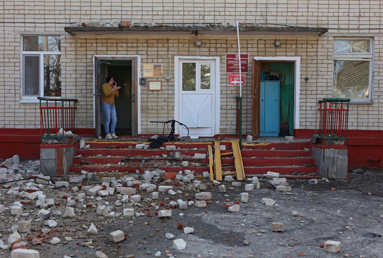 Mulher está na entrada de um jardim de infância atingido por bombardeio, o que autoridades locais chamaram de ataque militar ucraniano, em Belgorod (REUTERS/Stringer/File Photo)