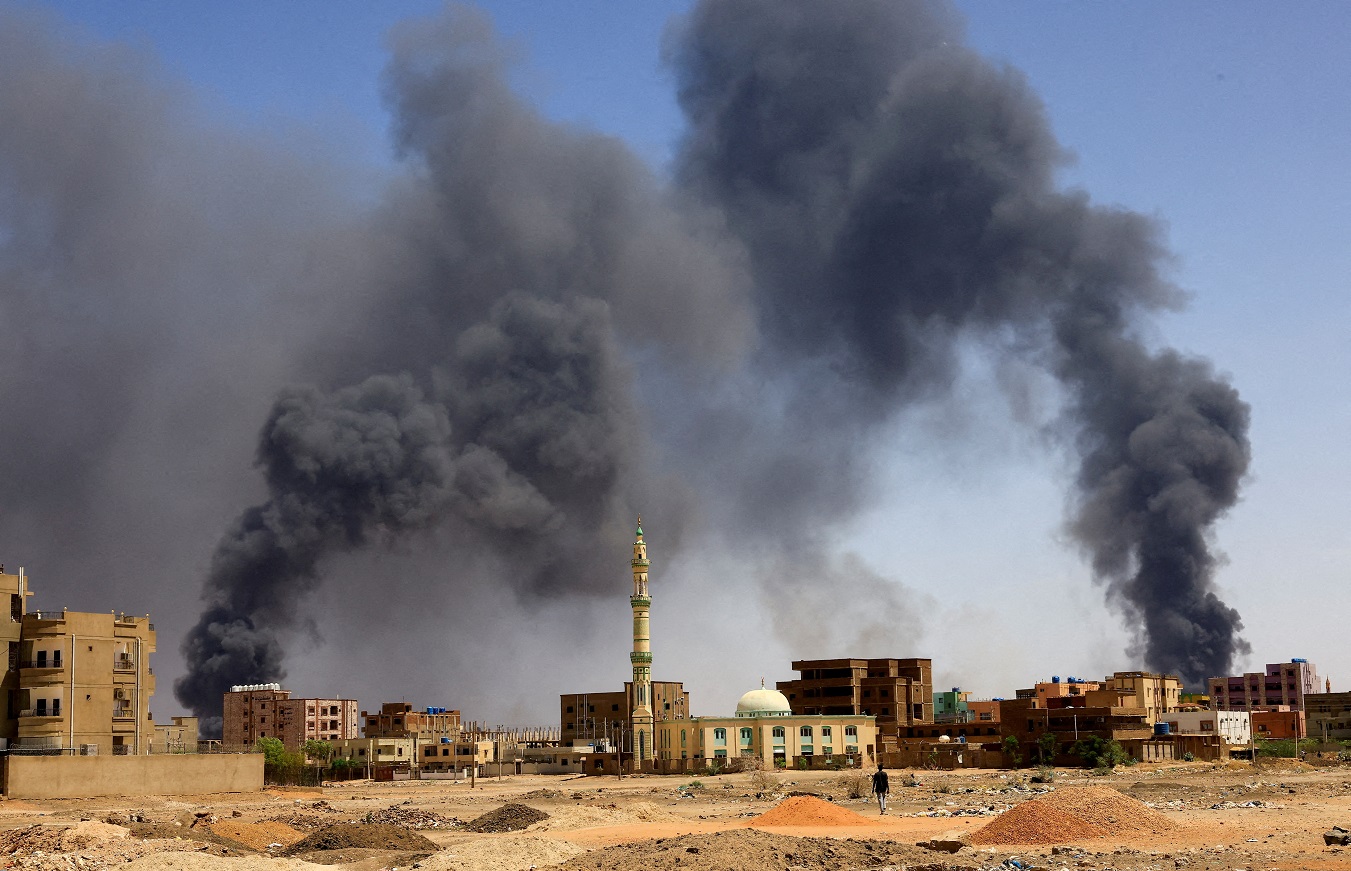 Fumaça pode ser vista após bombardeio em Cartum do Norte (REUTERS/Mohamed Nureldin Abdallah)