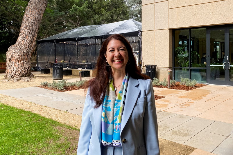 Dirigente do Federal Reserve dos Estados Unidos, Adriana Kugler, posa para uma foto durante a Cúpula Econômica do Instituto de Pesquisa de Políticas Econômicas da Universidade Stanford em Palo Alto, Califórnia, EUA, em 1º de março de 2024 (REUTERS/Ann Saphir/Foto de arquivo)