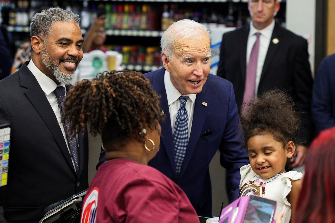 Presidente dos Estados Unidos, Joe Biden posa com uma criança durante uma parada em um supermercado em Las Vegas, Nevada, EUA, em 16 de julho de 2024 (REUTERS/Tom Brenner)