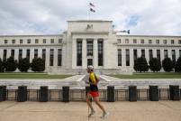 Corredor passa em frente ao prédio do Federal Reserve em Washington (REUTERS/Chris Wattie)