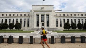 Corredor passa em frente ao prédio do Federal Reserve em Washington (REUTERS/Chris Wattie)
