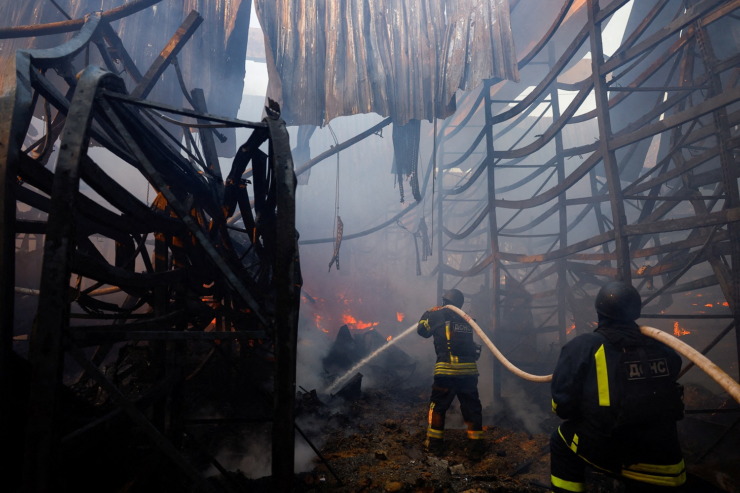 Bombeiros trabalham em área atacada pelas forças russas, em Kharkiv
25/05/2024
REUTERS/Valentyn Ogirenko