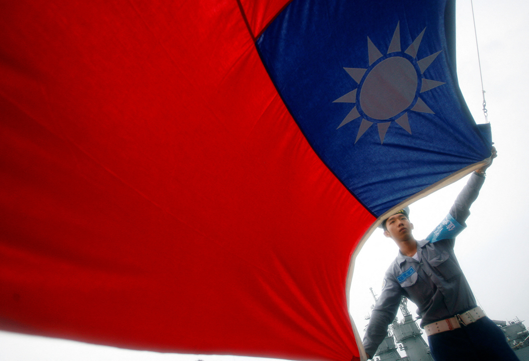 Marinheiro segura  bandeira de Taiwan na fragata Lafayette durante tour de unidades modelo organizado pelo Ministério da Defesa de Taiwan, em Kaohsiung
28/08/2008
REUTERS/Nicky Loh