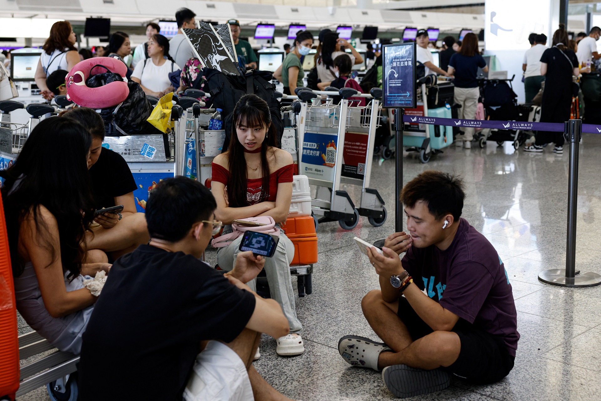 Passageiros esperam no aeroporto de Hong Kong diante de falhas generalizadas nos sistemas (Foto:REUTERS/Tyrone Siu)