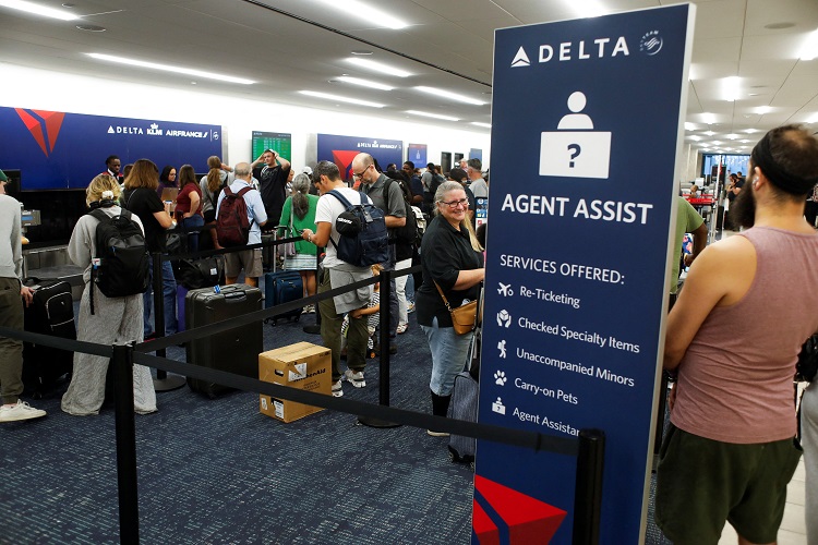 Passageiros da companhia aérea aguardam em fila nos balcões de atendimento da Delta, KLM e Air France após o cancelamento de voos em todo o mundo devido a uma falha tecnológica causada por uma atualização do software "Falcon Sensor" da CrowdStrike, que travou os sistemas do Microsoft Windows, no Aeroporto Internacional de Tampa, em Tampa, Flórida, EUA, em 19 de julho de 2024. REUTERS/Octavio Jones