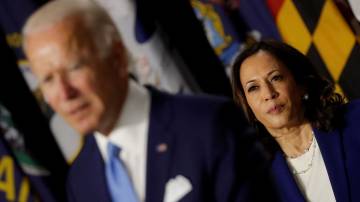 A vice-presidente Kamala Harris observa o presidente Joe Biden em evento de campanha (REUTERS/Carlos Barria)
