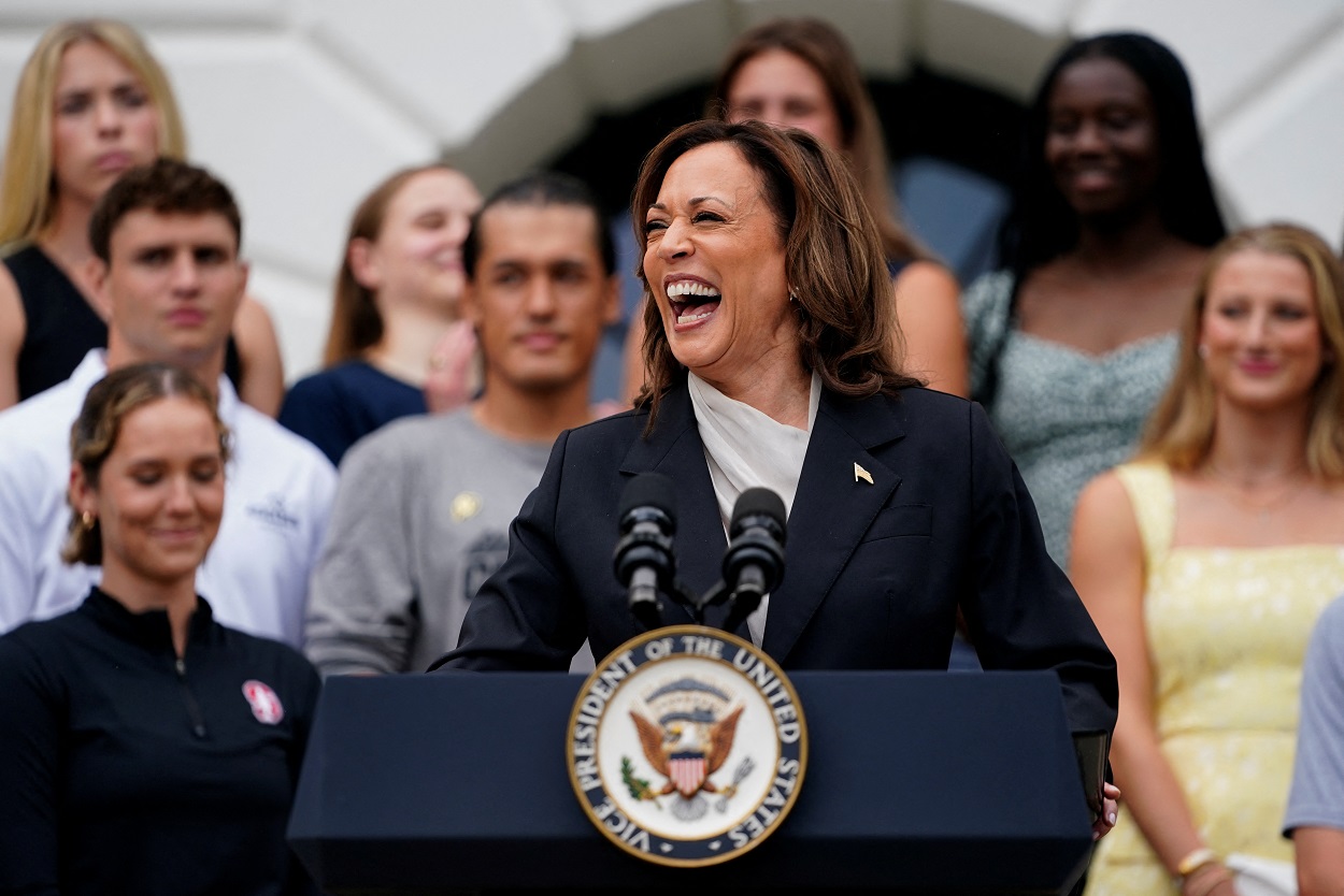 A vice-presidente dos EUA, Kamala Harris, ri enquanto faz um discurso para as equipes campeãs masculina e feminina da Associação Nacional Atlética Universitária (NCAA) em sua primeira aparição pública desde que o presidente Joe Biden desistiu da corrida de 2024, no gramado sul da Casa Branca, Washington, EUA, em 22 de julho de 2024. REUTERS/Nathan Howard