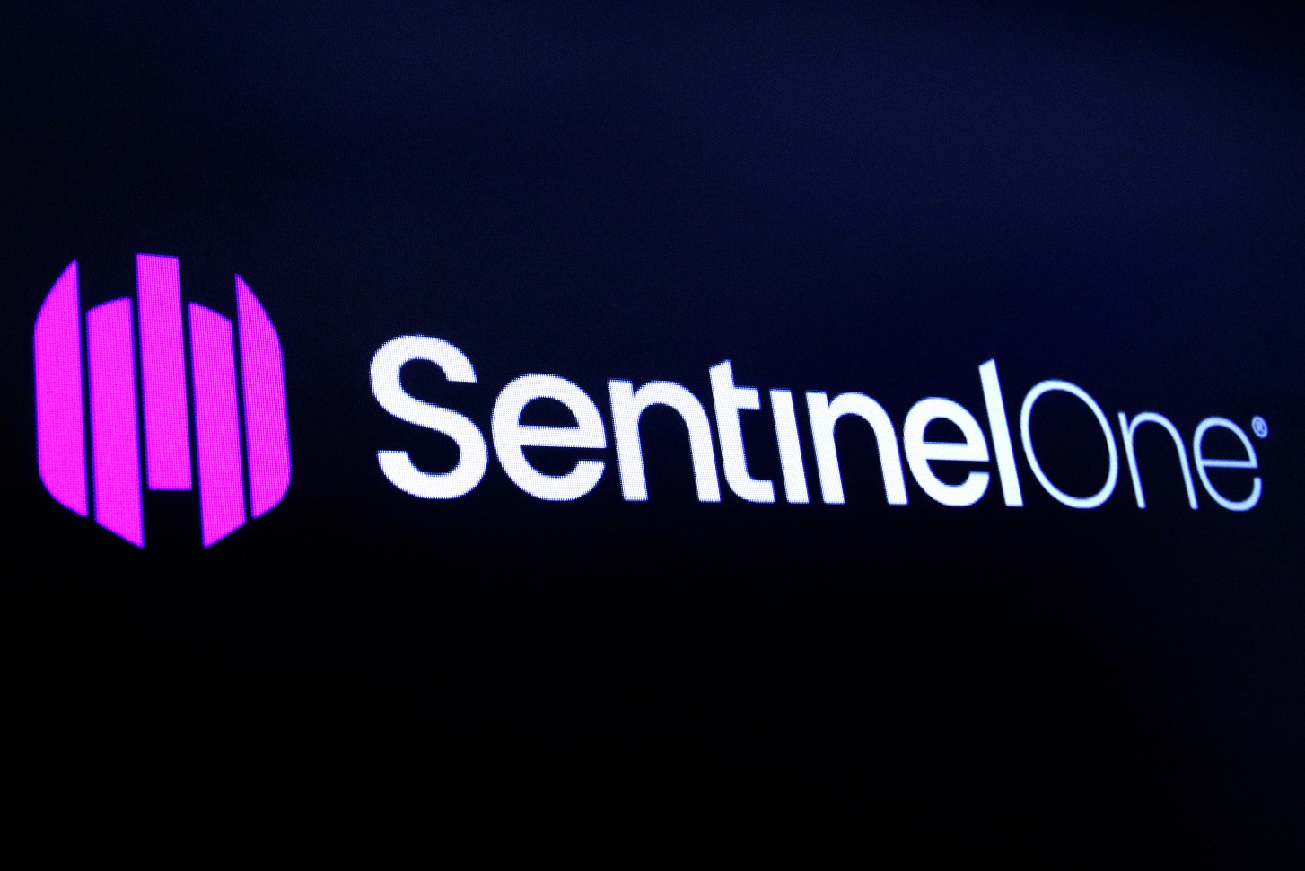 Logo da SentinelOne na bolsa de Nova York (REUTERS/Brendan McDermid)