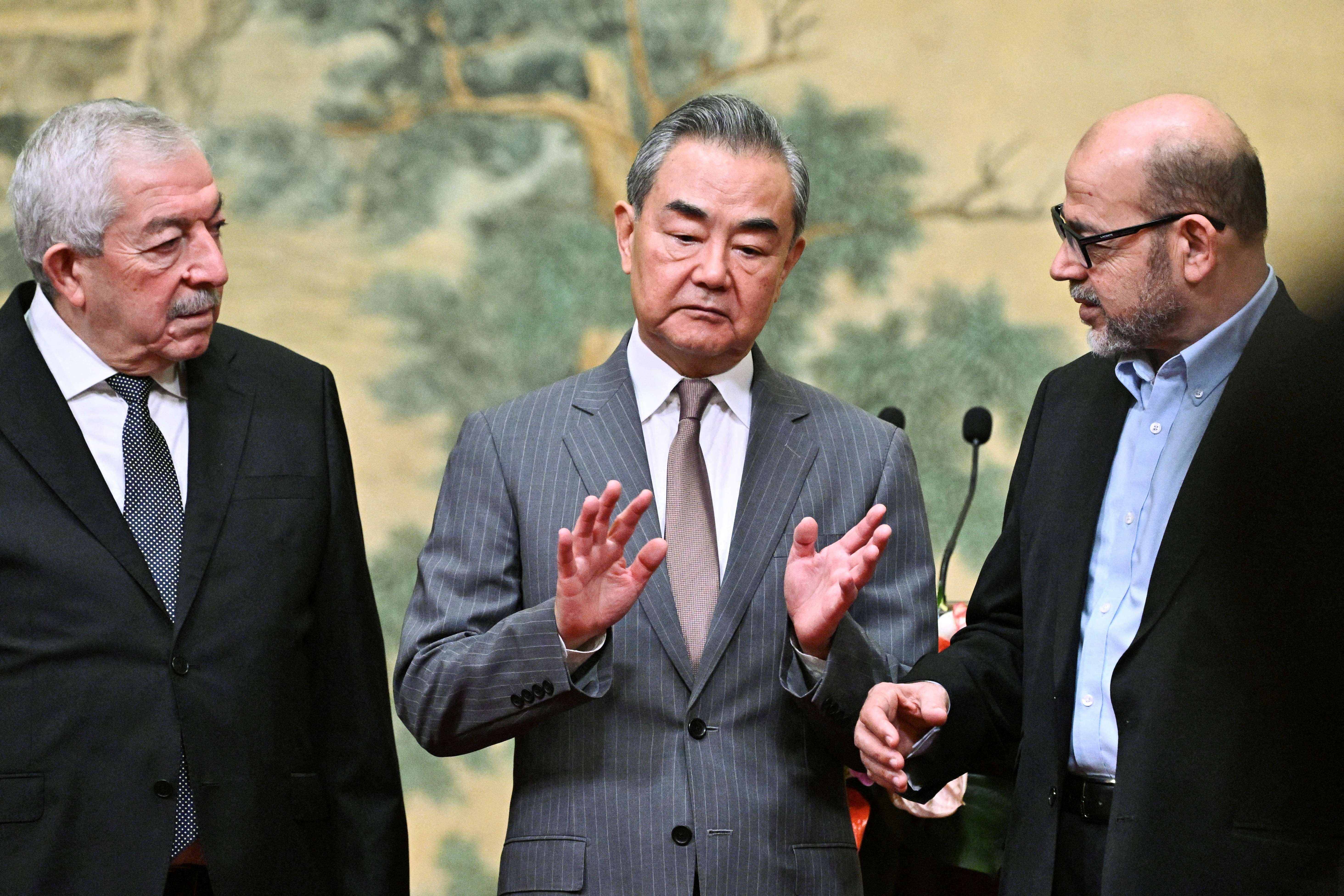 Chanceler chinês Wang Yi recebe Mahmoud al-Aloul (Fatah) e Mussa Abu Marzuk (Hamas) -  23/7/2024 (Foto: Pedro Pardo/Pool via Reuters)