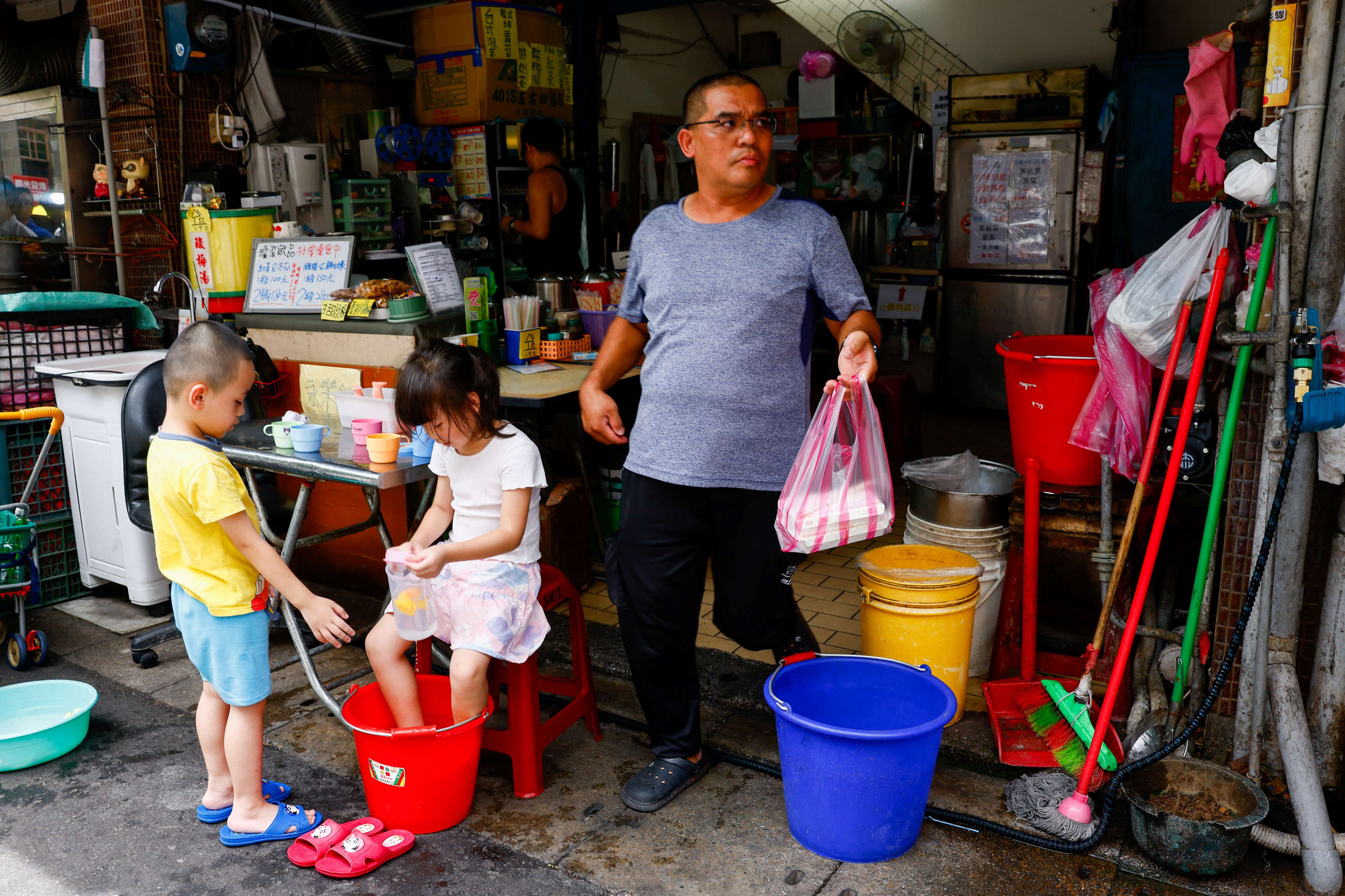 Pessoas se preparam para chegada de tufão em Taipé - 23/7/2024 (Foto: Ann Wang/Reuters)