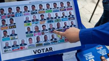 Uma pessoa aponta para a foto do candidato da oposição Edmundo Gonzalez em uma cédula de votação, antes da eleição presidencial de 28 de julho, em Maracaibo, Venezuela, 23 de julho de 2024. REUTERS/Isaac Urrutia