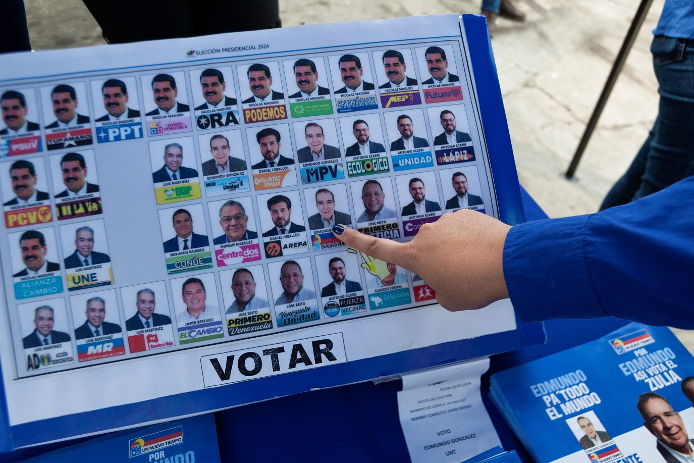 Uma pessoa aponta para a foto do candidato da oposição Edmundo Gonzalez em uma cédula de votação, antes da eleição presidencial de 28 de julho, em Maracaibo, Venezuela, 23 de julho de 2024. REUTERS/Isaac Urrutia