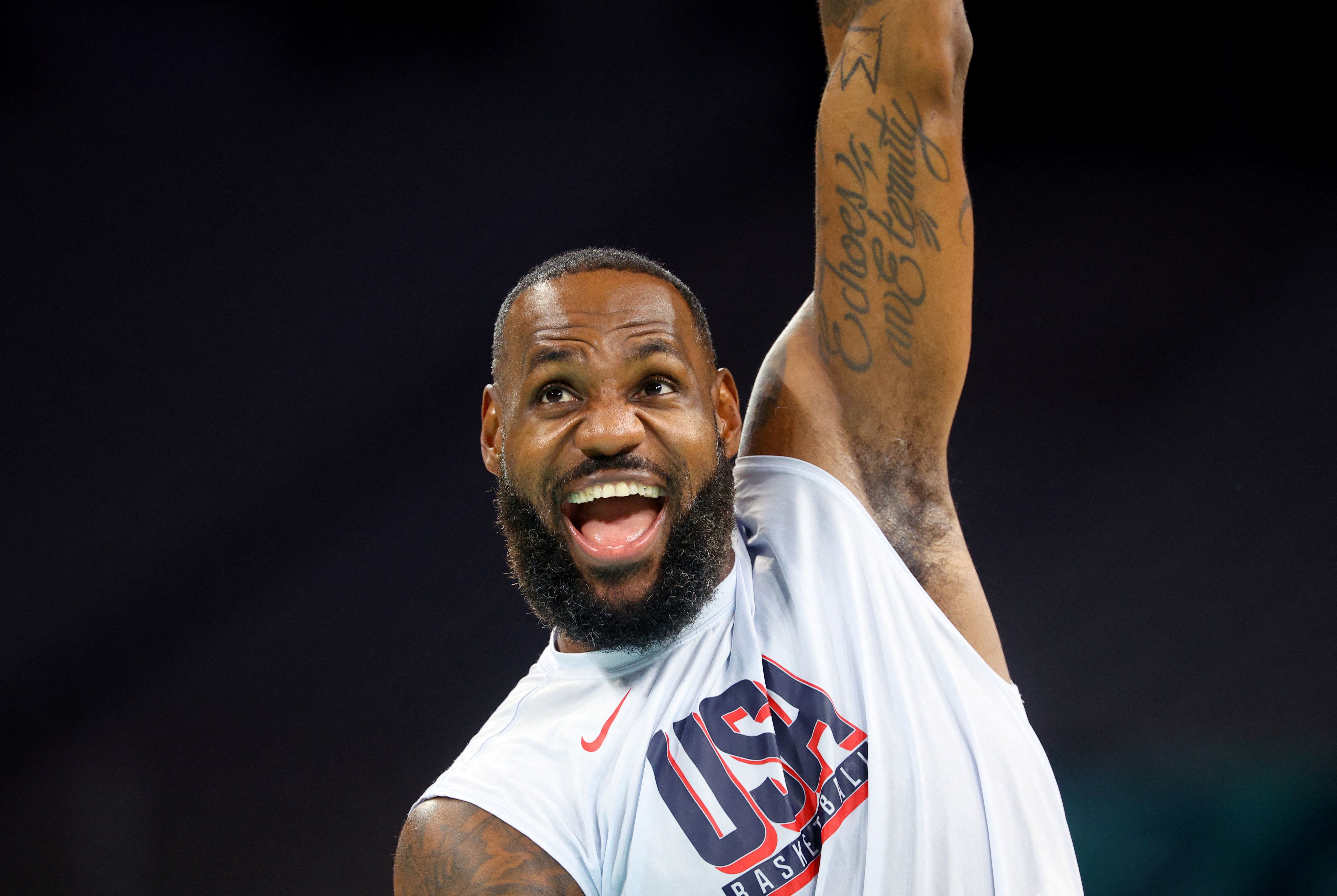 Olimpíadas de Paris 2024 - Treino de Basquete - Estádio Pierre Mauroy, Villeneuve-d'Ascq, França - 24 de julho de 2024. LeBron James, dos EUA, durante o treino. REUTERS/Brian Snyder