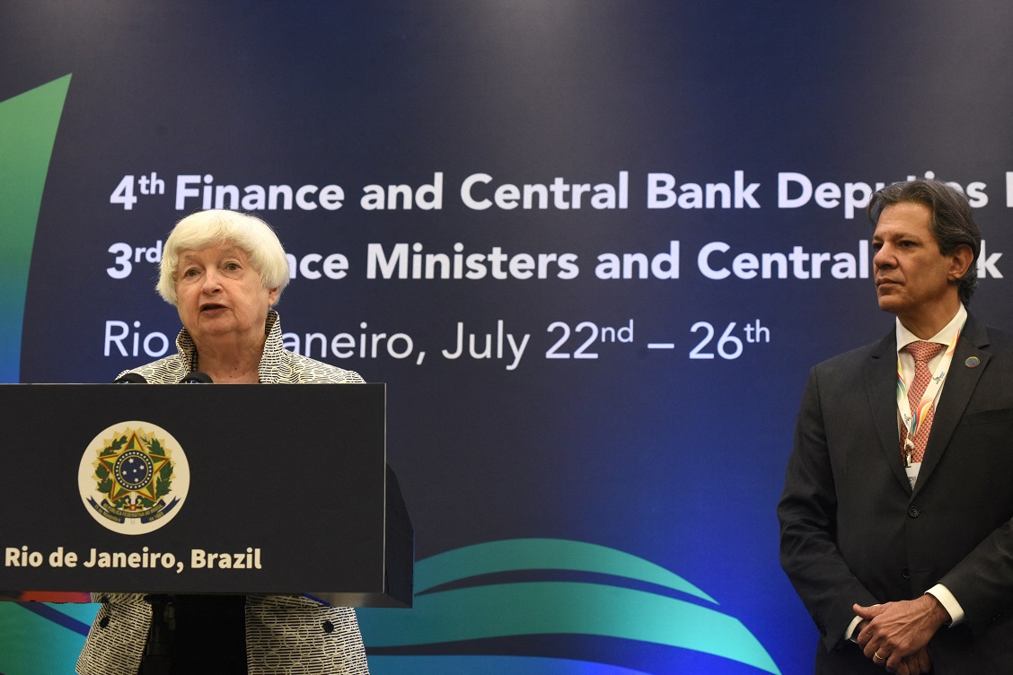 Ministro da Fazenda do Brasil, Fernando Haddad, ouve a Secretária do Tesouro dos Estados Unidos, Janet Yellen, durante a reunião dos líderes financeiros do G20 no Rio de Janeiro, Brasil, em 26 de julho de 2024. REUTERS/Tita Barros