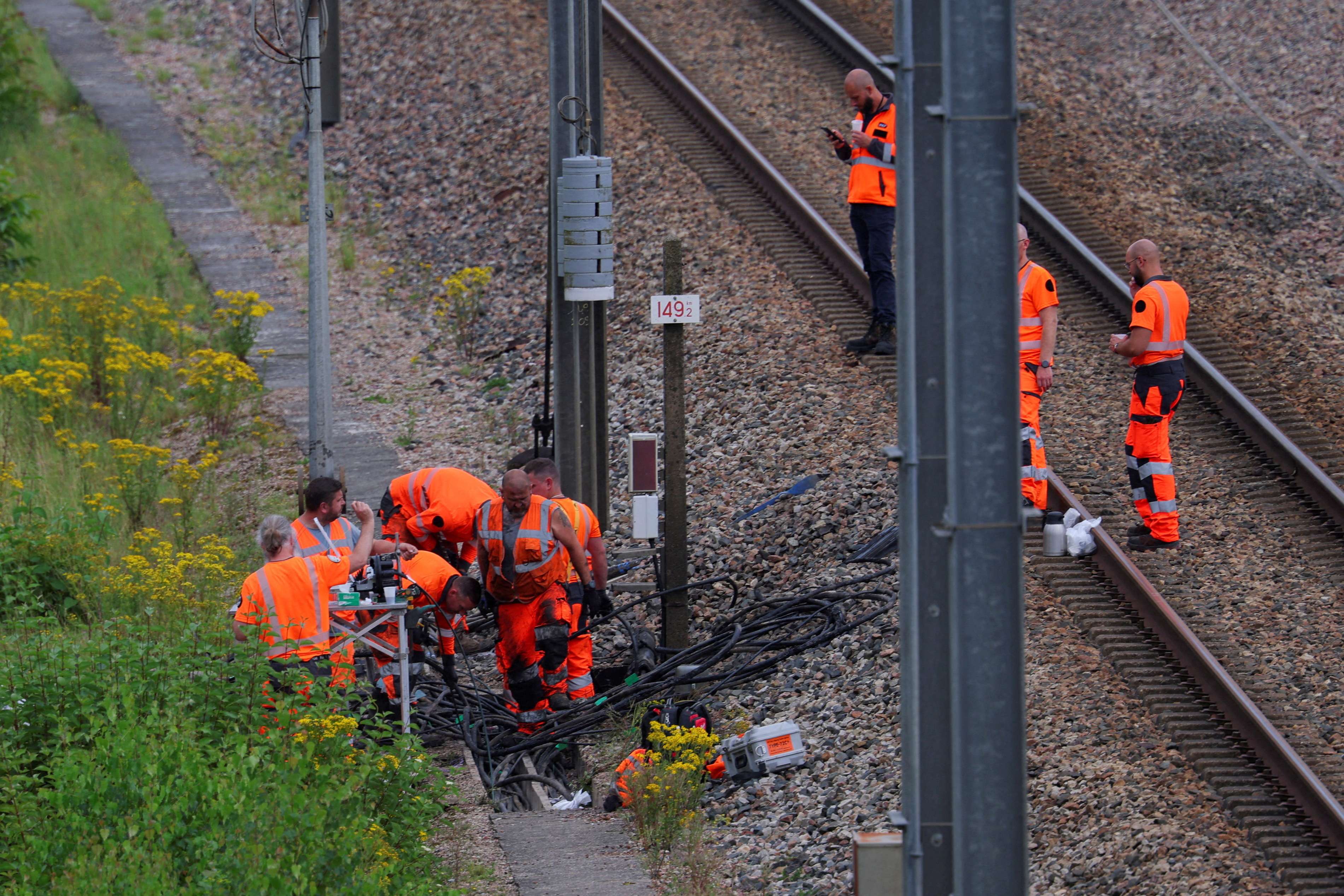 Trabalhadores da rede ferroviária da França, que foi alvo de sabotagem no dia de abertura dos Jogos - 26/7/2024 (Foto: Brian Snyder/Reuters)