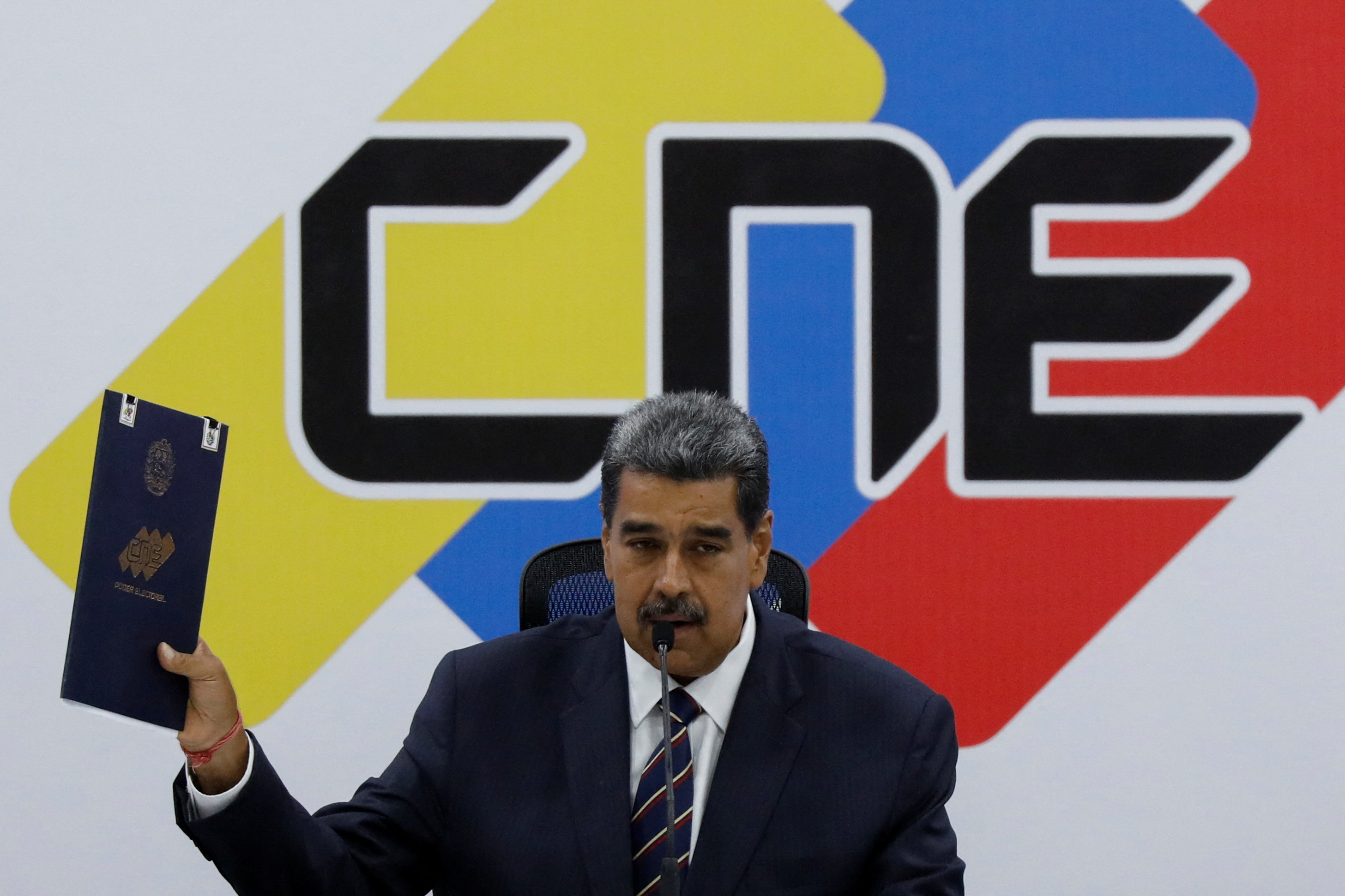 Presidente da Venezuela, Nicolás Maduro, fala enquanto segura a credencial do Conselho Nacional Eleitoral (CNE) que o proclama como vencedor das eleições presidenciais (Foto: Leonardo Fernandez Viloria/Reuters)