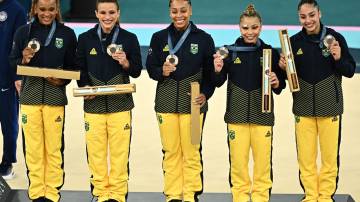 Jogos Olímpicos de Paris 2024 - Ginástica Artística - Cerimônia de Vitória da Equipe Feminina - Arena Bercy, Paris, França - 30 de julho de 2024. As medalhistas de bronze Rebeca Andrade do Brasil, Jade Barbosa do Brasil, Lorrane Oliveira do Brasil, Flavia Saraiva do Brasil e Julia Soares do Brasil posam para uma foto no pódio com suas medalhas. REUTERS/Dylan Martinez