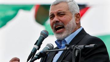 FOTO DE ARQUIVO: Ismail Haniyeh, primeiro-ministro do governo do Hamas em Gaza, fala com seus apoiadores durante um comício do Hamas marcando o aniversário da morte de seus líderes mortos por Israel, na Cidade de Gaza, em 23 de março de 2014. REUTERS/Mohammed Salem/Foto de Arquivo