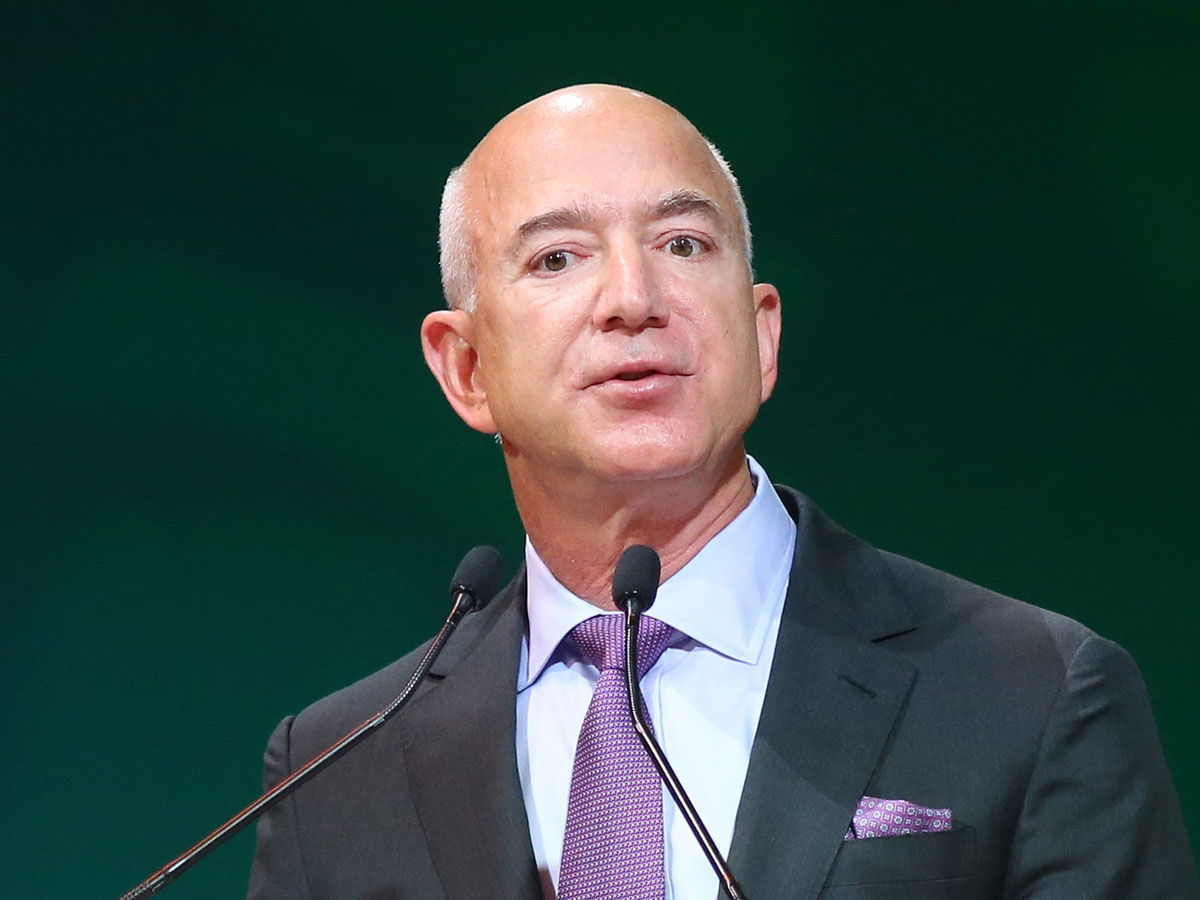 Bezos venderá US$ 5 bilhões em ações da Amazon, enquanto papéis batem recorde